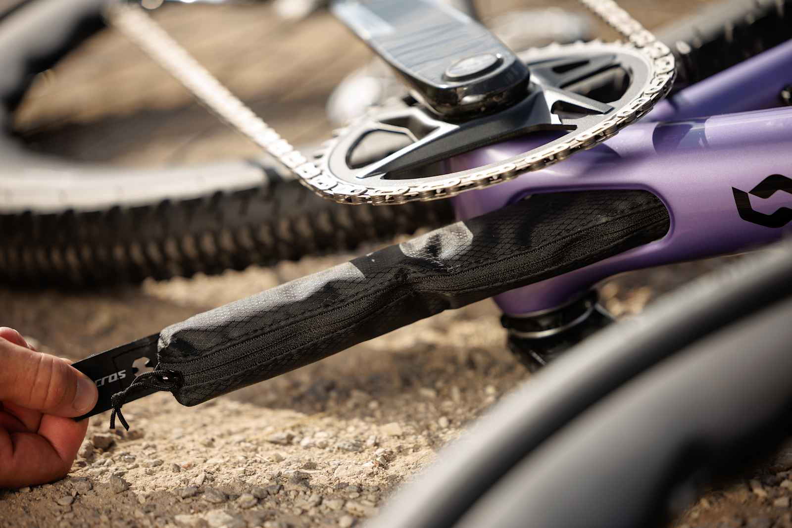 Syncros Save-the-Day kit from the Scott Addict Gravel 2027 down tube